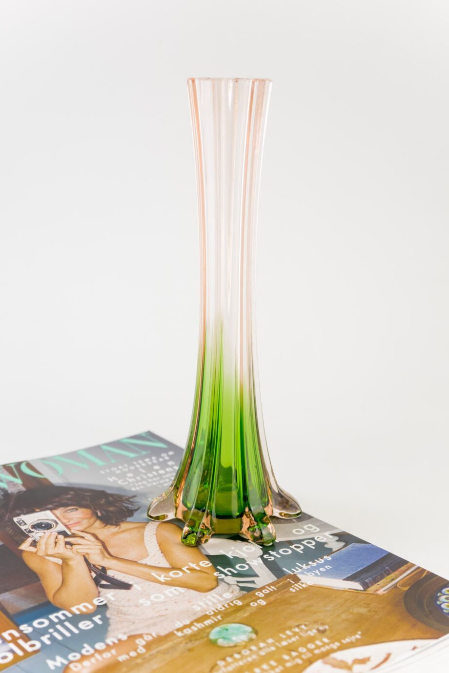 Pre-Loved green/pink vase with magazine